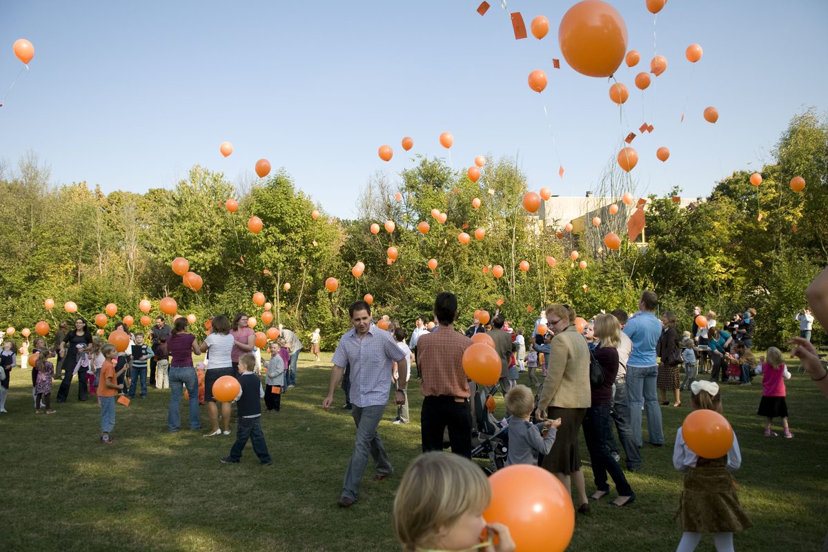 Einweihungsfest mit Luftballons zum Schulstart 2009