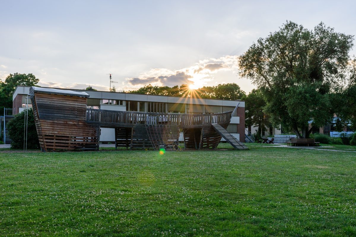 Der neu gestaltete Schulhof mit Schiff